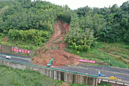 养护分公司积极处置雅康高速高位滑坡险情