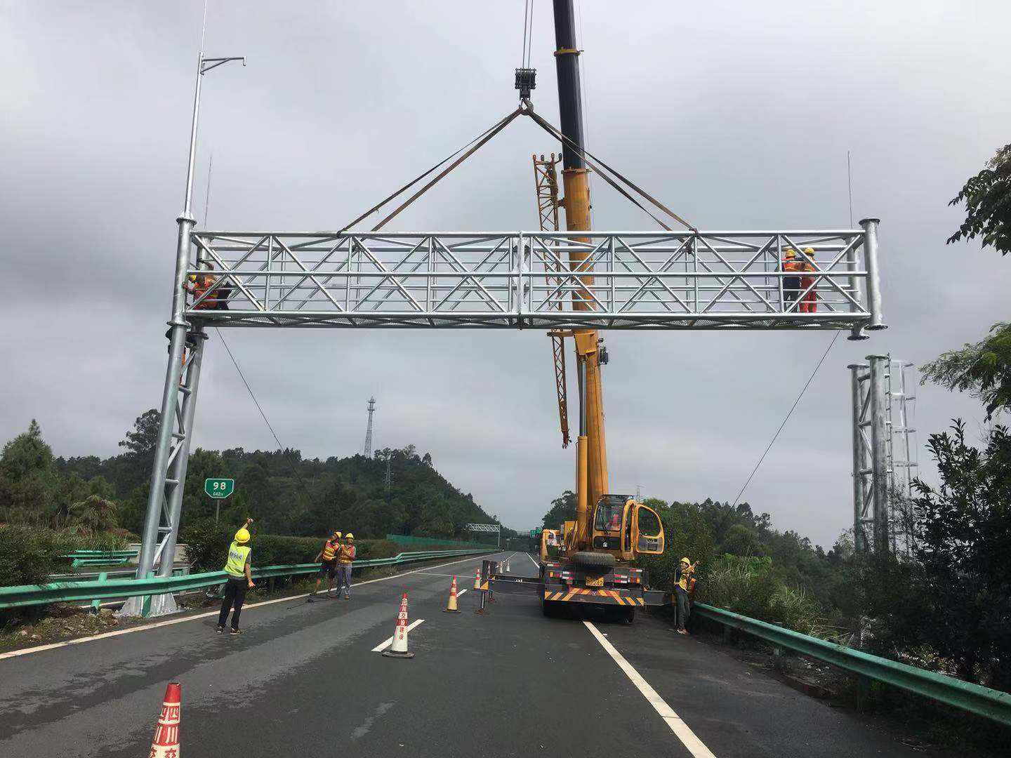 成乐高速、成仁高速ETC龙门架架设工程圆满完工