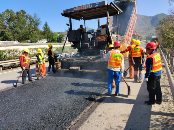 四川省桃园（川陕界）至巴中高速公路路面病害处治工程正式进场施工