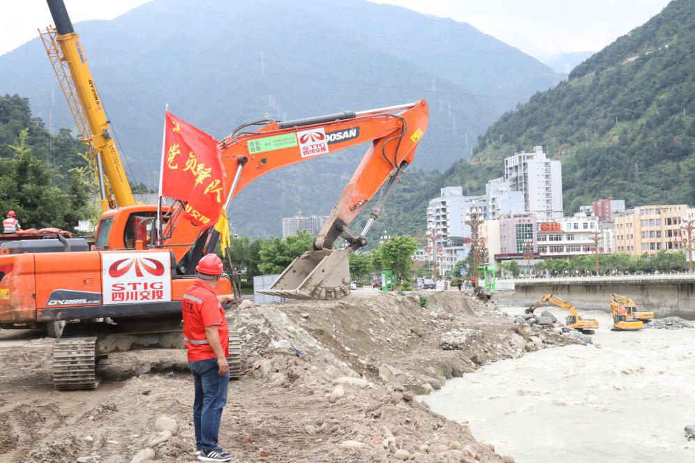 冲锋在前勇担当 防汛抢险践初心 ---党旗飘飘，奋战石棉县电力路塌方清淤