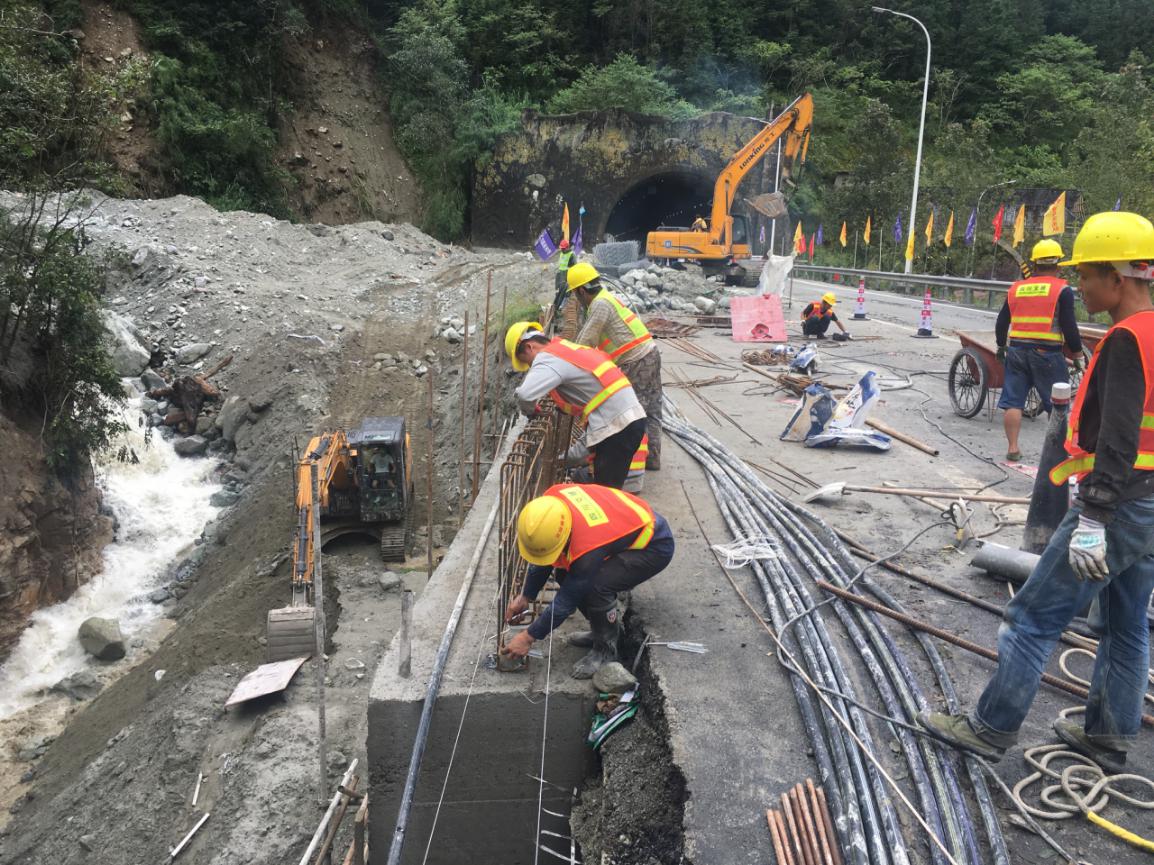 雅西高速擦罗隧道出口路基浇筑完成