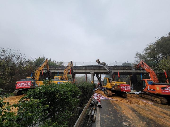 成乐高速扩容项目16座上跨天桥拆除施工顺利完成