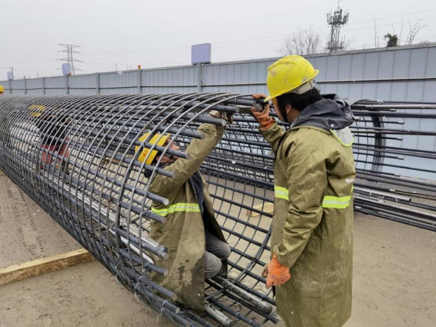 大雪纷飞，成绵扩容工地上青春如火 四川交投建设公司团员青年发挥建设力量