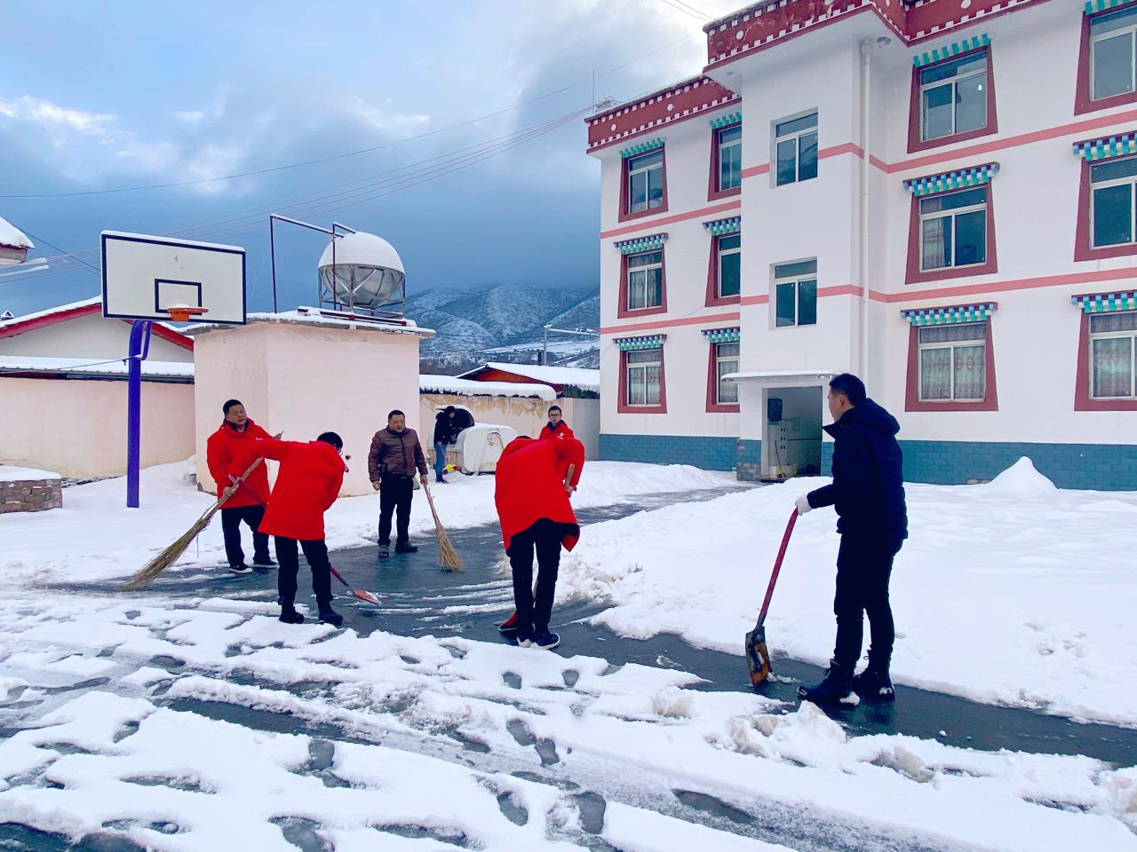 铲除积雪.jpg