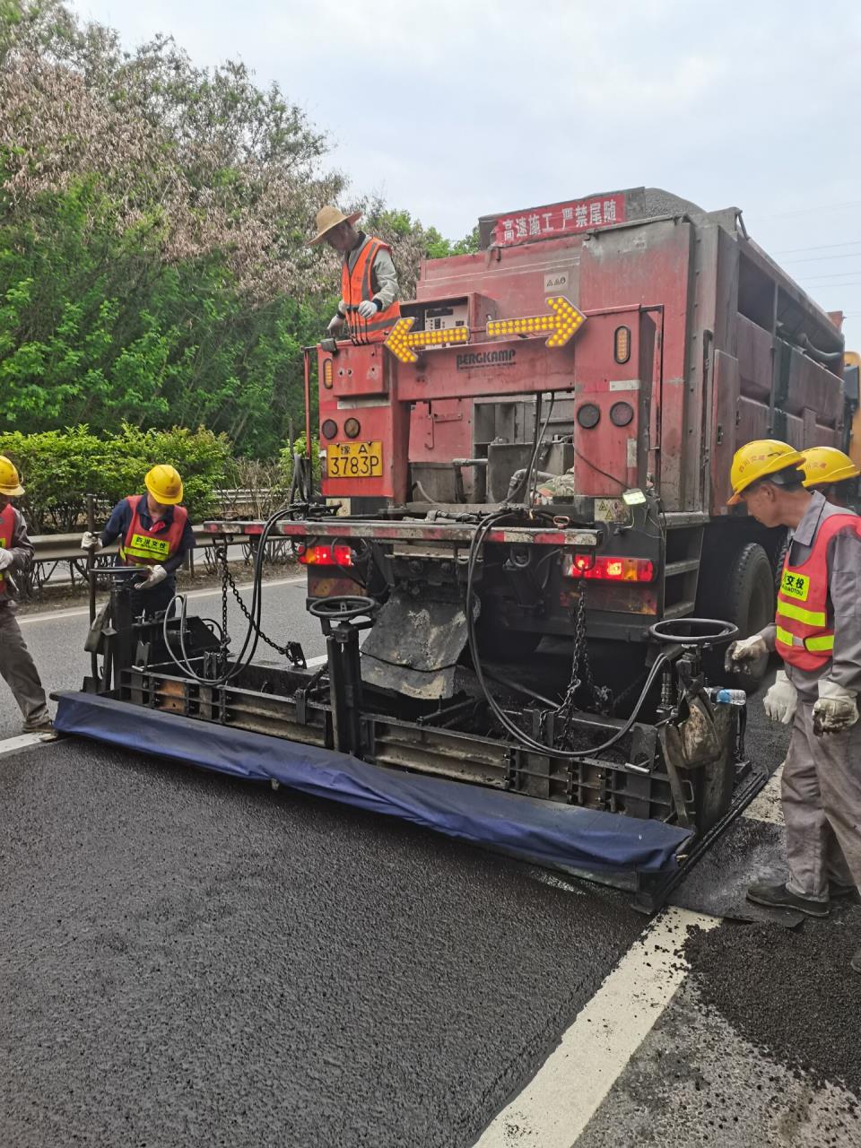 成南高速公路局部路段路面病害处治工程微表处加铺完工