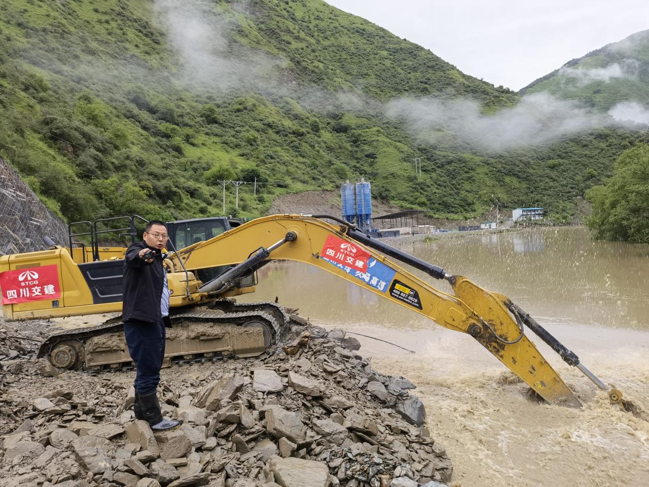 省道220突发泥石流 四川交建高原抢险