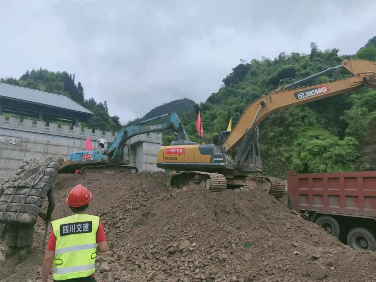 雅康高速突发泥石流，四川交建火速抢险