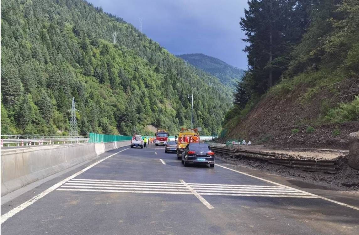 连续清淤作业后 四川汶马高速恢复全线双向通行