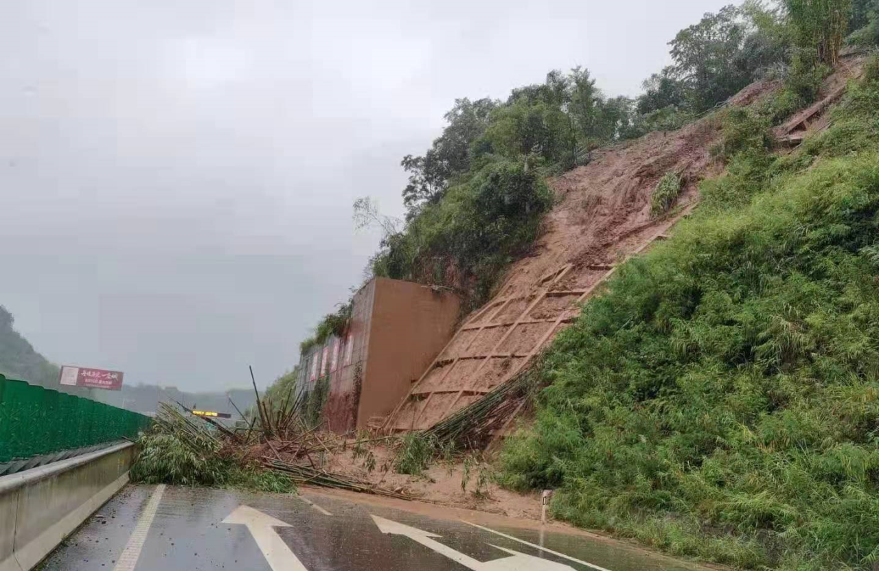 雅康高速山体滑坡道路中断 抢通工作正在紧张进行