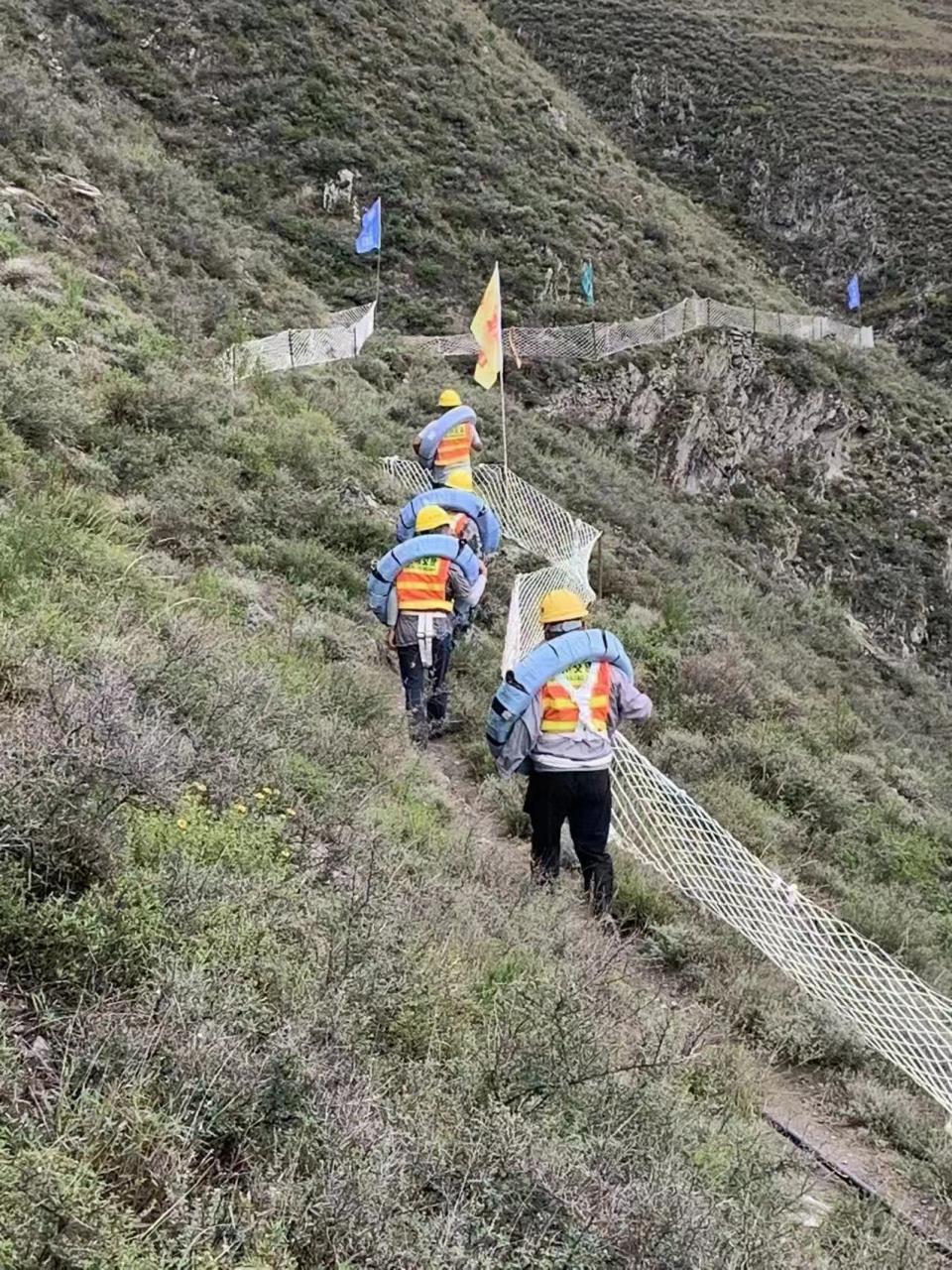 交建集团积极投入汶马高速山体滑坡抢通保通工作