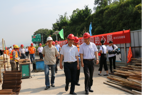 全国人大重点督办建设工作调研组一行赴公司泸黄路改扩建项目调研指导工作