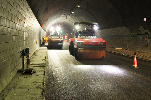 雅西高速泥巴山隧道左洞水泥砼路面改造工程正式开工